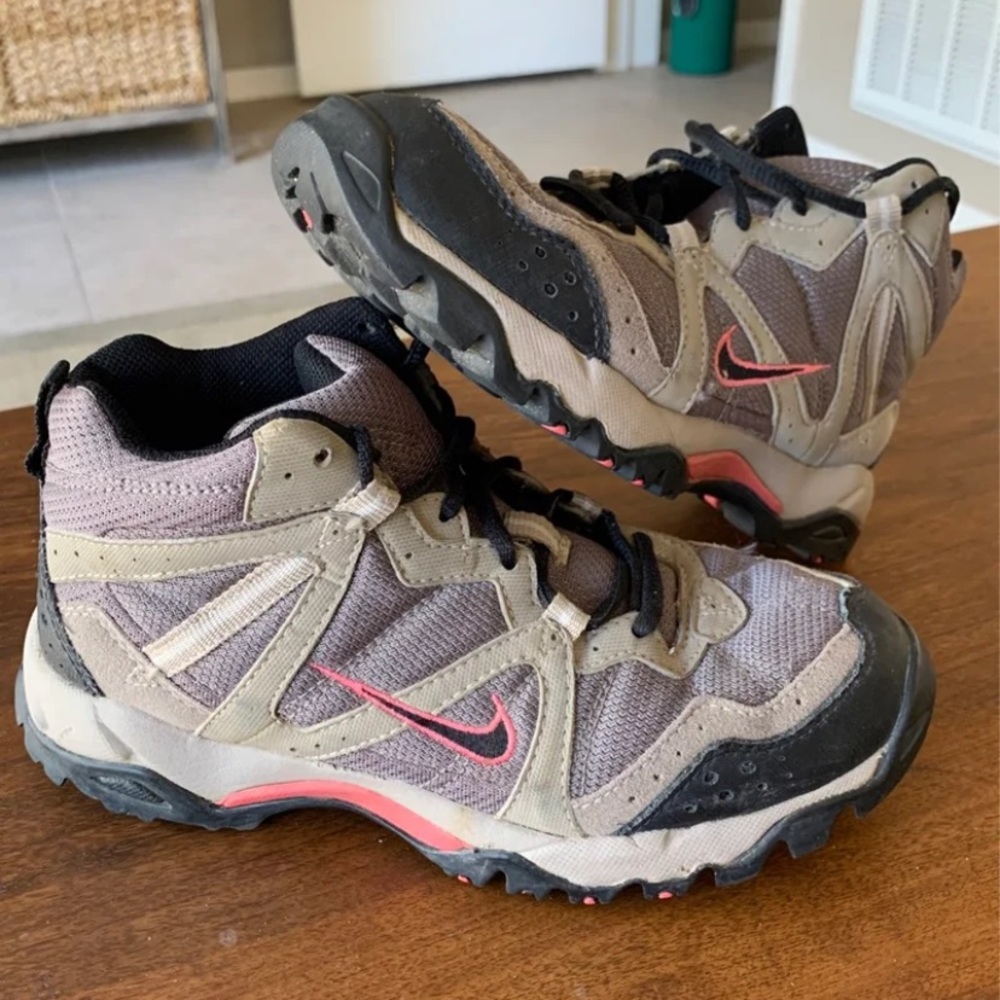 Womens size 6 nike ACG hiking trail shoes